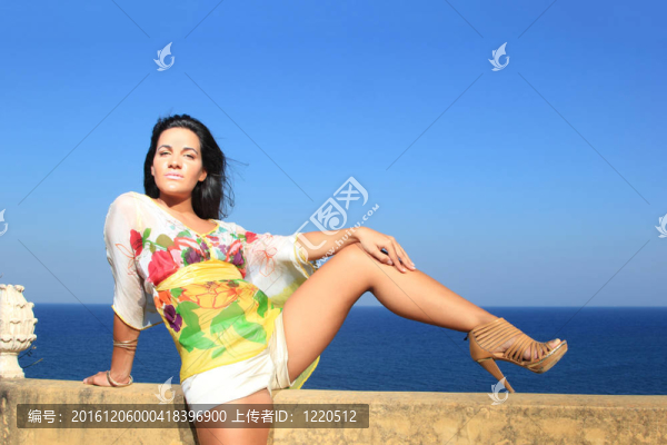 美麗的女孩放松戶外