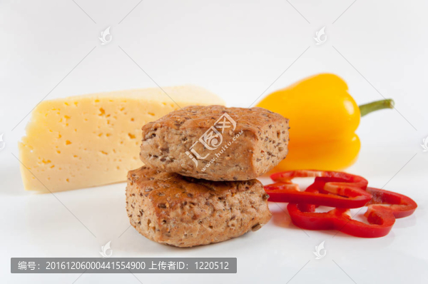 健康食品的概念：麩皮面包；淺色背景下的蔬菜和奶酪