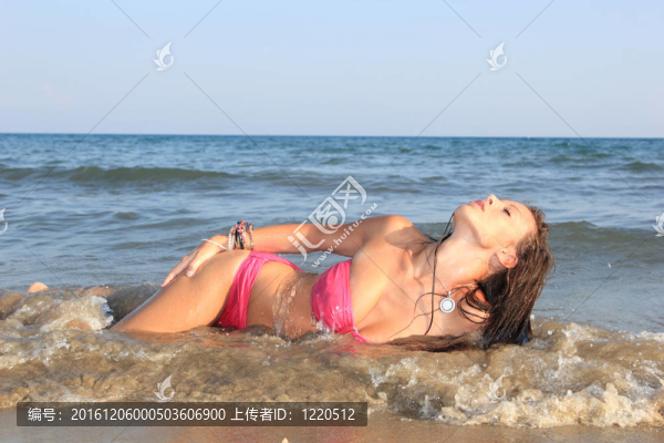 海灘上迷人的女孩