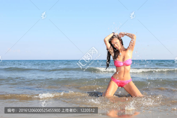 海灘上迷人的女孩