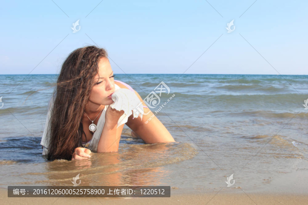 海灘上迷人的女孩