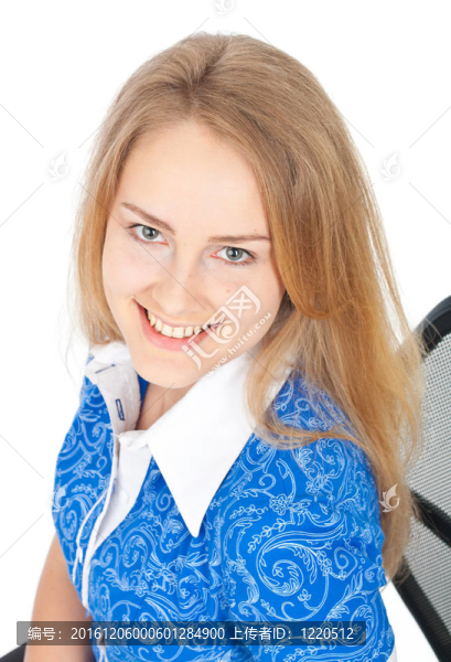 坐在椅子上微笑的商業(yè)女性