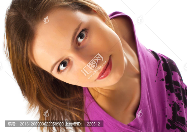 年輕女孩從底部看相機(jī)