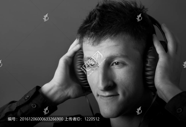 年輕男性聽(tīng)音樂(lè)