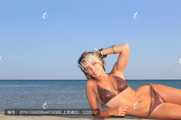 海灘上迷人的女孩