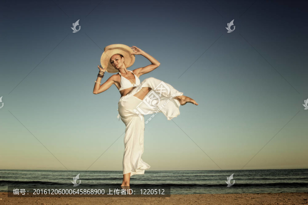 在海灘上放松的女人