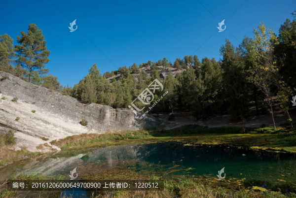 山上的湖