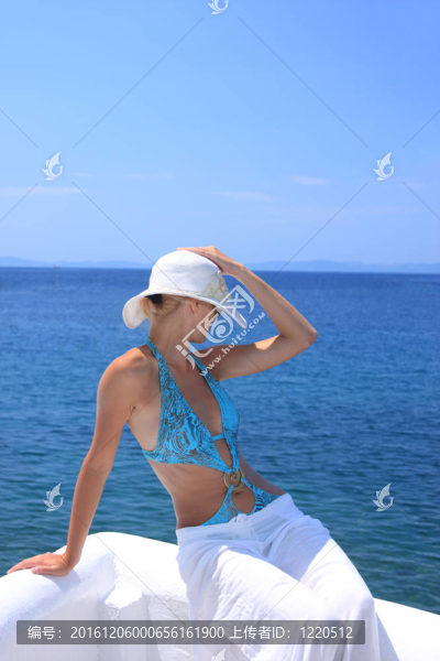 在海灘上放松的女人