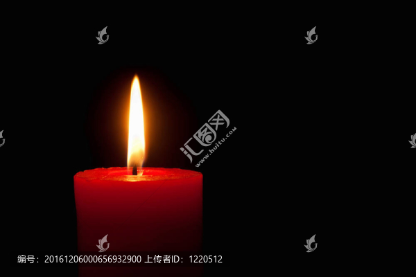 在黑色背景前燃燒紅色蠟燭
