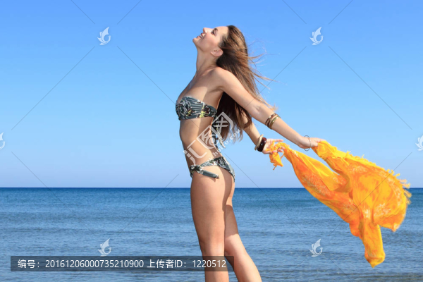海灘上迷人的女孩