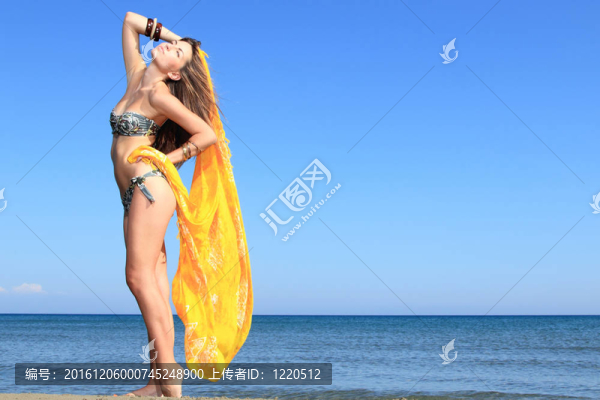海灘上迷人的女孩