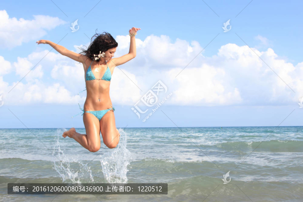 海灘上迷人的女孩