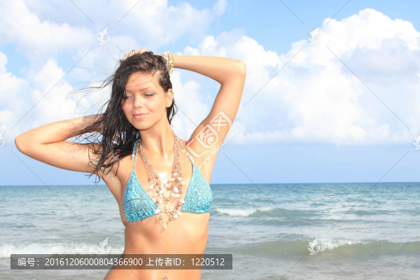 在海灘上放松的女人