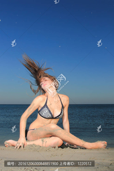 海灘上迷人的女孩