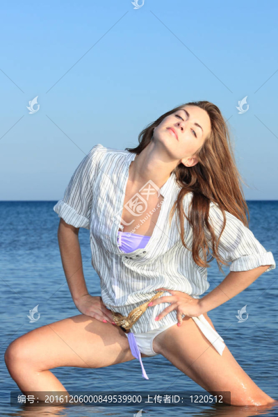 海灘上迷人的女孩