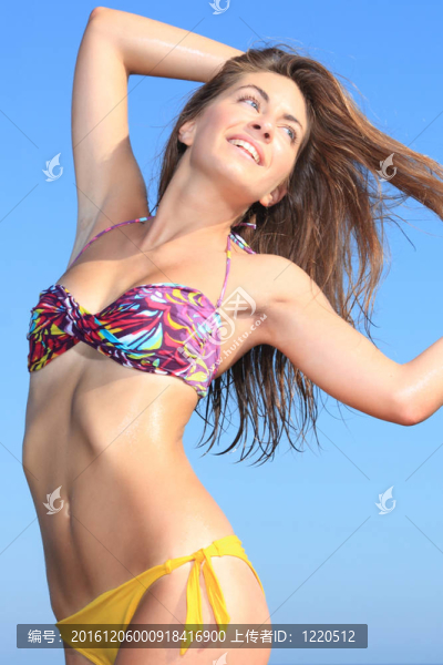 海灘上迷人的女孩