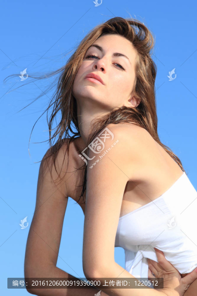 海灘上迷人的女孩