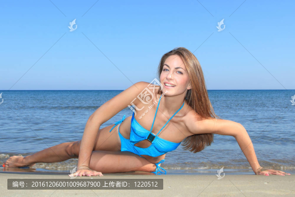海灘上迷人的女孩