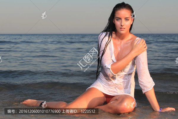 海灘上迷人的女孩
