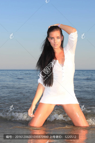 海灘上迷人的女孩
