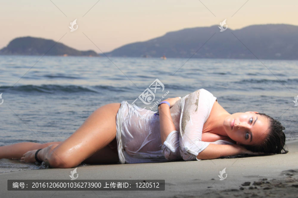 海灘上迷人的女孩