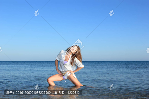 海灘上迷人的女孩