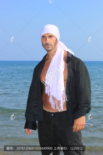 海邊英俊男子