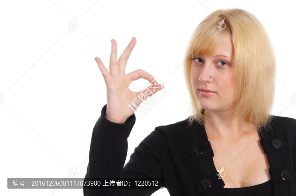 穿白色衣服的年輕女孩