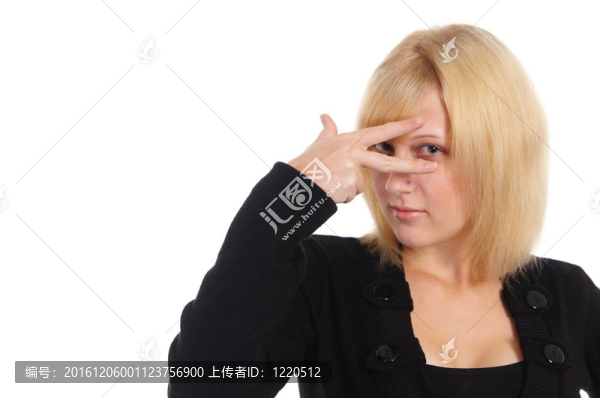 穿白色衣服的年輕女孩