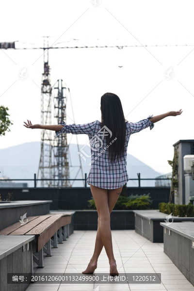 美麗的少女在花園里擺姿勢(shì)