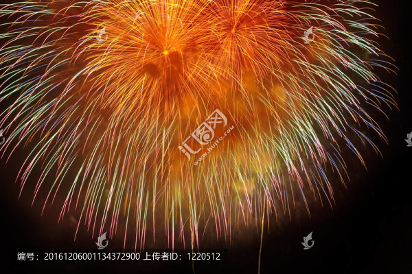 黑色天空上五彩繽紛的煙火
