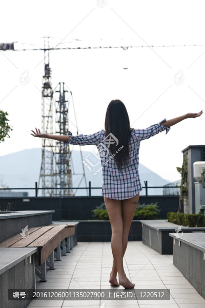 美麗的少女在花園里擺姿勢(shì)