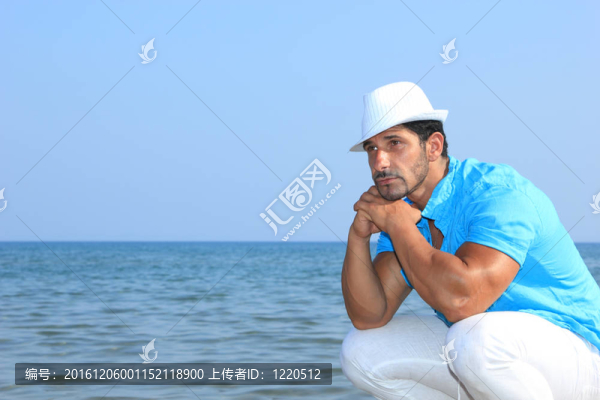 海邊英俊男子