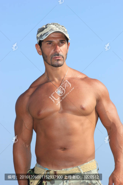 海邊英俊男子