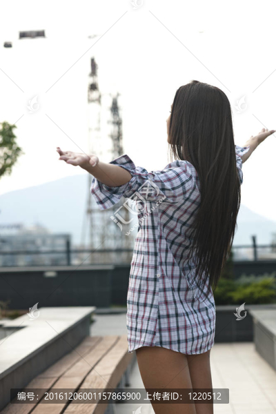 美麗的少女在花園里擺姿勢(shì)