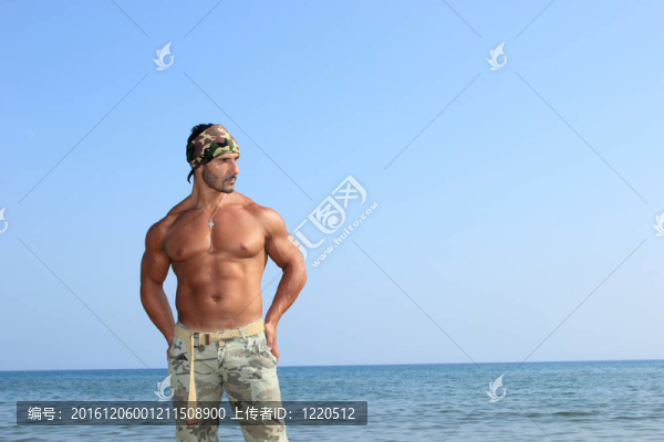 海邊英俊男子