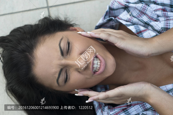 美麗的少女在花園里擺姿勢