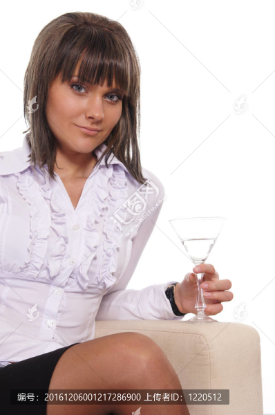 女孩用玻璃