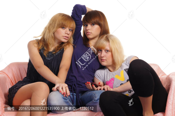 三個(gè)女孩在沙發(fā)