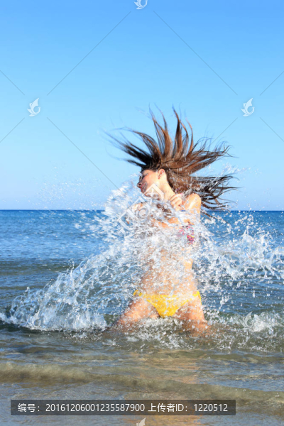 可愛的女孩在海灘上