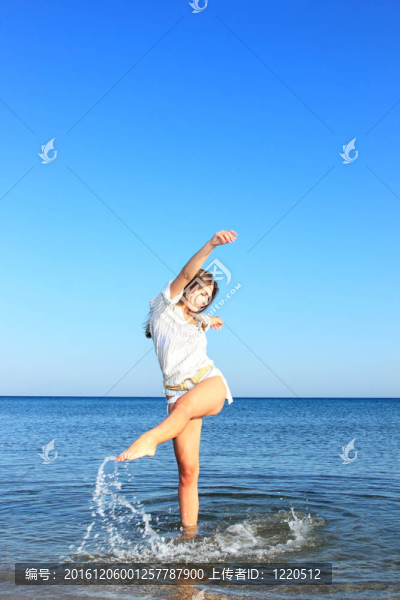 海灘上迷人的女孩