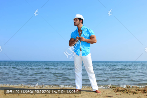 海邊英俊男子