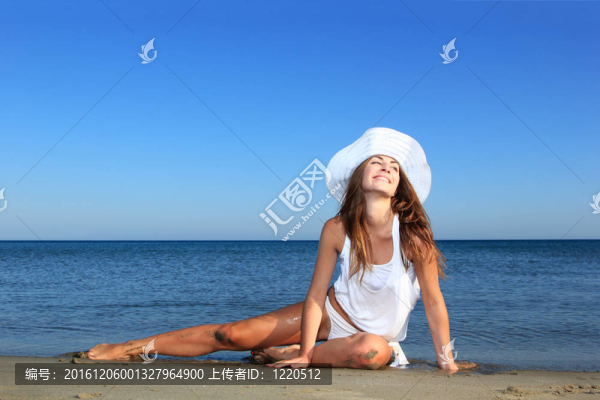 海灘上迷人的女孩