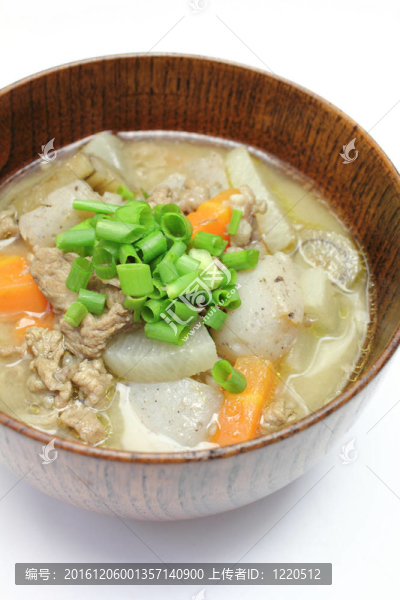 用豬肉和蔬菜味噌湯