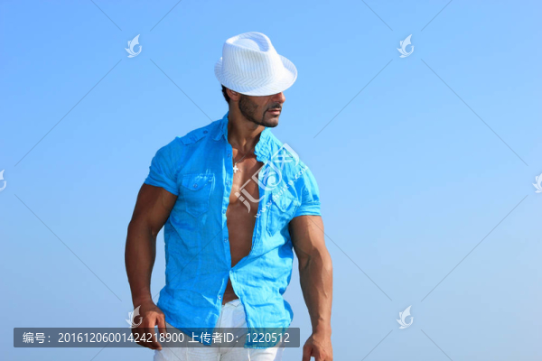 海邊英俊男子