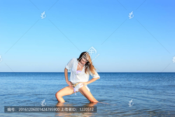 海灘上迷人的女孩
