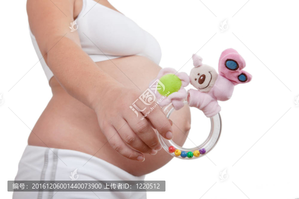 年輕的歐洲孕婦手牽手嬰兒撥浪鼓