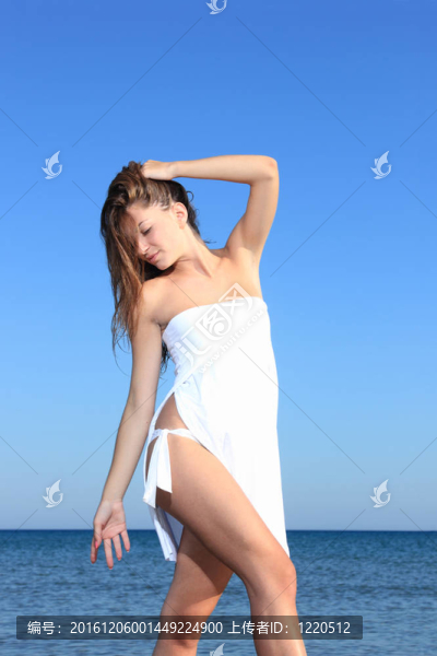海灘上迷人的女孩