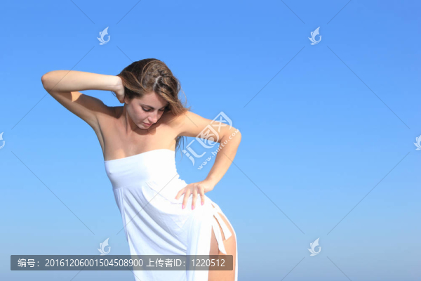 海灘上迷人的女孩