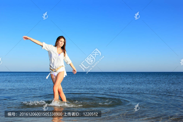 海灘上迷人的女孩